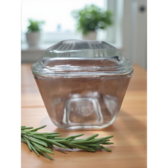 Vintage Pyrex 501-B Small Glass Storage Container With Lid - Picture 2 of 7